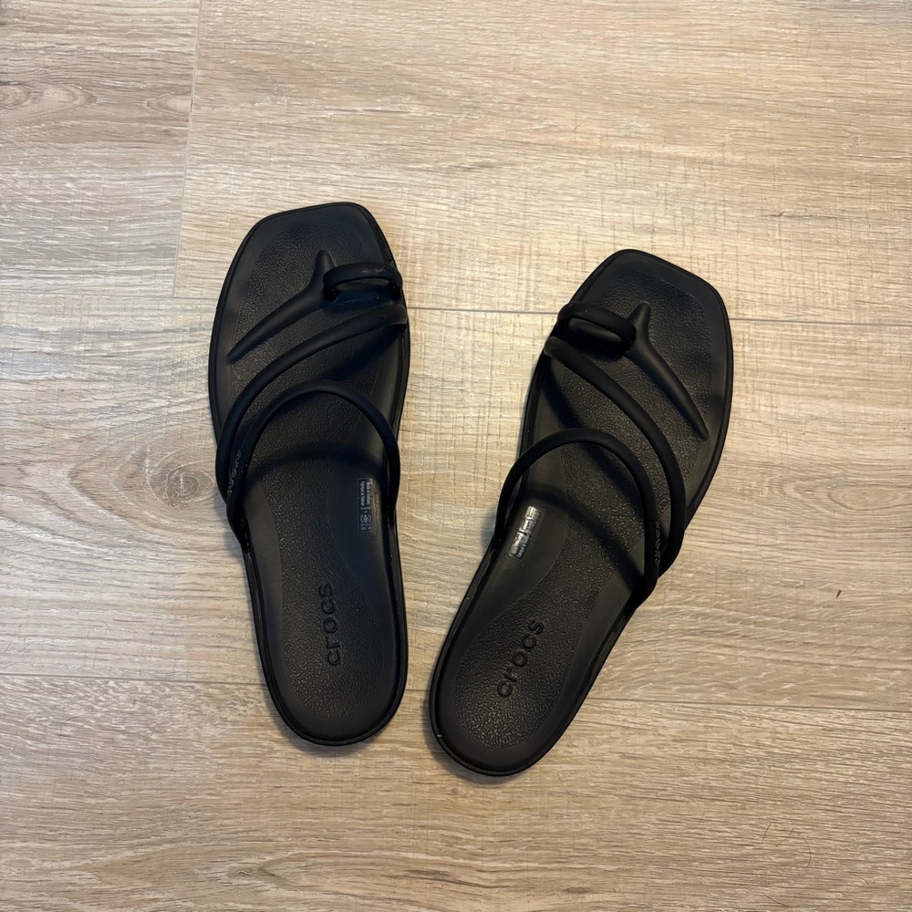 Women’s Black Crocs Miami Toe Loop Sandal Comfort Minimal Resort Size 8 - Picture 2 of 4